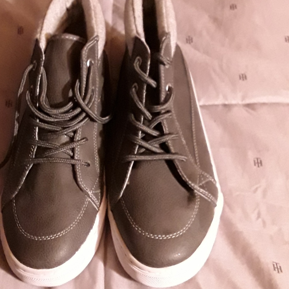 NWOT Boys high top shoes